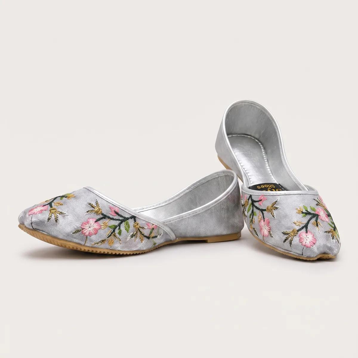 Women’s Metallic Silver Floral Embroidered Fancy Khussa